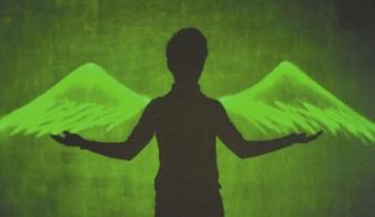 将人的影像与光影画结合，形成一幅作品。